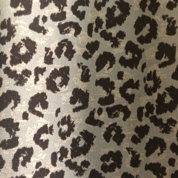 CHICO'S Travelers Leopard Animal Print Ruffle Top Sleeveless Shirt Size 2 - Picture 3 of 6